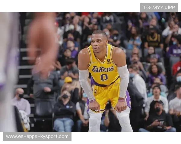 威少训练中全场奔袭三次不歇气