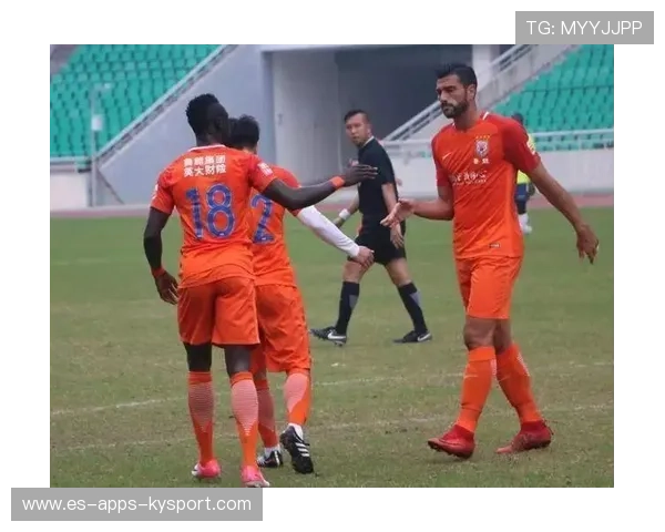 谢鹏飞右路传中助攻路易斯头球破门:那一刻点燃全场的完美配合 谢鹏飞右路传中助攻路易斯头球破门:那一刻点燃全场的完美配合